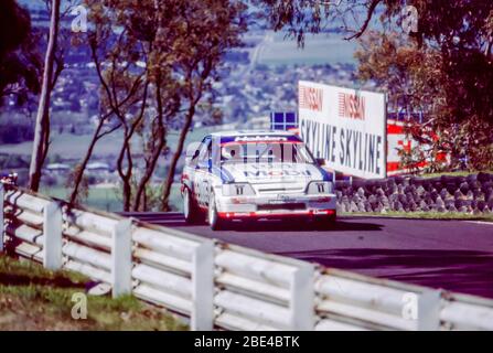 Bathurst, Australie, le 5 octobre 1986 : le légendaire pilote de course automobile australien Allan Moffat s'est associé à Peter Brock dans son 05 Commodore Mobil. Vu ici, course sur une partie en montée de la course de 1986 James Hardie (Bathurst) 1000. Ils ont fini dans un admirable 5ème endroit après avoir perdu un avantage de trois tours pendant les réparations de puits sur la course de 1000 km. Brock et Moffat entre eux avaient remporté 12 des 16 courses précédentes au circuit de Bathurst en Australie. Banque D'Images