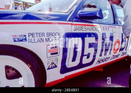 Bathurst, Australie, le 5 octobre 1986 : légendaire pilote de course automobile australien Peter Brock's 05 Mobil Commodore sur la grille avant le début de la course de 1986 James Hardie (Bathurst) 1000. Avec son copilote tout aussi célèbre Allan Moffat, il a terminé une 5ème place admirable après avoir perdu un avantage de trois tours lors des réparations de puits sur la course de 1000 km. Brock et Moffat entre eux avaient remporté 12 des 16 courses précédentes au circuit de Bathurst en Australie. Banque D'Images