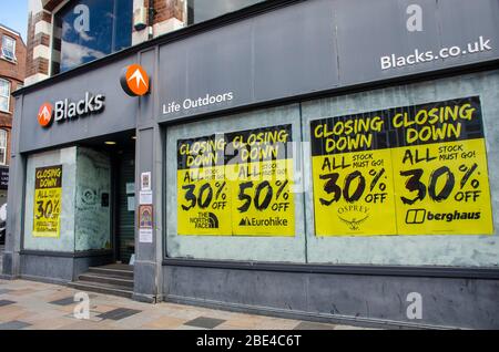 Londres, Royaume-Uni, 6 avril 2020 61-63 Blacks St John's Rd, Clapham Town, Londres SW11 1QX signes dans les fenêtres de magasins montrant fermé en raison de coronavirus. Banque D'Images