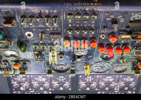 Fermeture extrême des anciens panneaux de commande du poste de pilotage d'aéronefs avec interrupteurs et jauges Banque D'Images