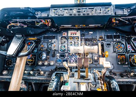 Fermeture de l'ancien poste de pilotage d'avion avec de nombreuses jauges et joues Banque D'Images