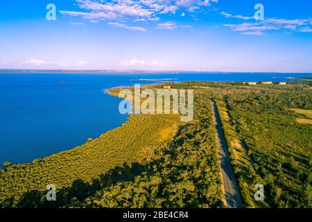 Vue aérienne des zones humides côtières et de la route Woolleys sur la péninsule de Mornington, Australie Banque D'Images