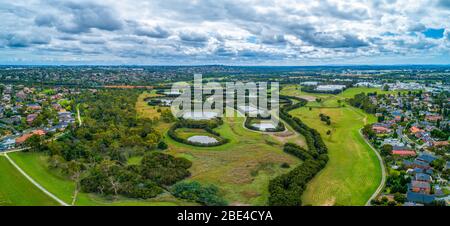 Paysages pittoresques de Tiratuan près des zones de banlieue de Melbourne, Australie - panorama aérien large Banque D'Images