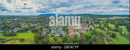 Panorama aérien large de la magnifique banlieue de Melbourne avec verdure et arbres - Rowville, Victoria, Australie Banque D'Images