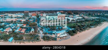 Panorama aérien du bâtiment de la tête de l'eau du sud-est et café Waves au coucher du soleil à Frankston, Victoria, Australie Banque D'Images