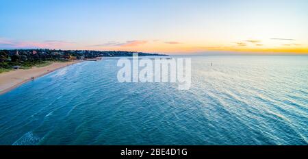 Front de mer pittoresque d'une banlieue de Melbourne au coucher du soleil - vue aérienne Banque D'Images