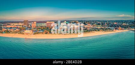 Panorama aérien du siège social de South East Water et du restaurant Waves sur le front de mer de Frankston à Melbourne, en Australie Banque D'Images