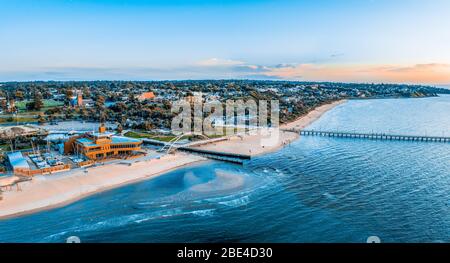 Panorama aérien du Frankston Yacht Club, du pont et de la jetée au coucher du soleil à Melbourne, en Australie Banque D'Images