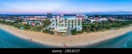 Panorama aérien large de Frankston sur les rives du front de mer avec le restaurant Waves et le bâtiment de siège social de South East Water au crépuscule. Melbourne, Victoria, Australi Banque D'Images