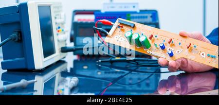 Débogage du périphérique électronique. Microcontrôleur PCB en laboratoire électronique Banque D'Images