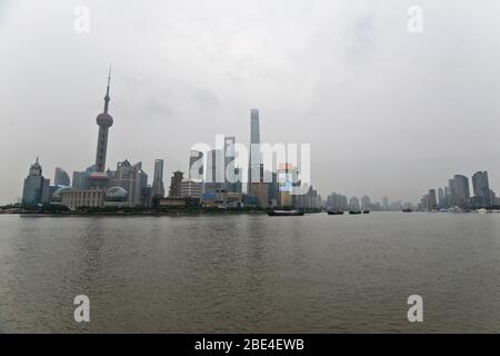 Les gratte-ciel de Pudong à Shanghai surplombent la rivière Huangpu, vue depuis le Bund. Chine Banque D'Images