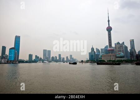 Les gratte-ciel de Pudong à Shanghai surplombent la rivière Huangpu, vue depuis le Bund. Chine Banque D'Images