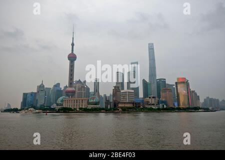 Les gratte-ciel de Pudong à Shanghai surplombent la rivière Huangpu, vue depuis le Bund. Chine Banque D'Images