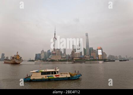 Les gratte-ciel de Pudong à Shanghai surplombent la rivière Huangpu, vue depuis le Bund. Chine Banque D'Images