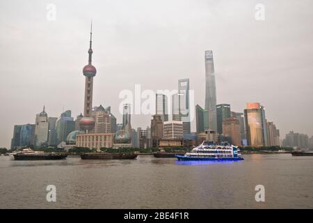 Les gratte-ciel de Pudong à Shanghai surplombent la rivière Huangpu, vue depuis le Bund. Chine Banque D'Images