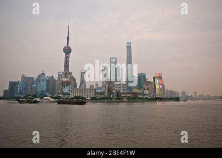 Les gratte-ciel de Pudong à Shanghai surplombent la rivière Huangpu, vue depuis le Bund. Chine Banque D'Images