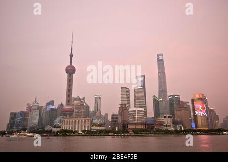 Les gratte-ciel de Pudong à Shanghai surplombent la rivière Huangpu, vue depuis le Bund. Chine Banque D'Images