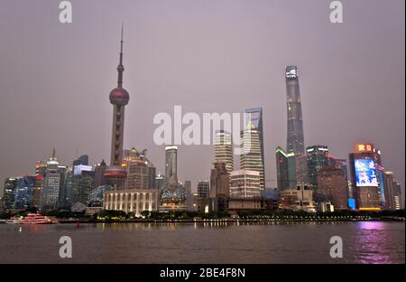 Les gratte-ciel de Shanghai Pudong surplombent le fleuve Huangpu, vue depuis le Bund au crépuscule. Chine Banque D'Images