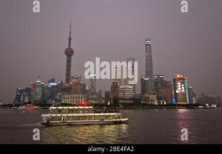 Les gratte-ciel de Shanghai Pudong surplombent le fleuve Huangpu, vue depuis le Bund au crépuscule. Chine Banque D'Images