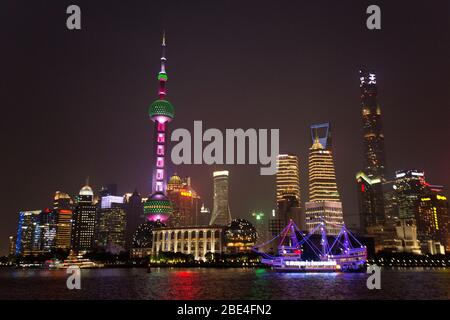 Les gratte-ciel de Pudong à Shanghai surplombent la rivière Huangpu, vue depuis le Bund la nuit. Chine Banque D'Images