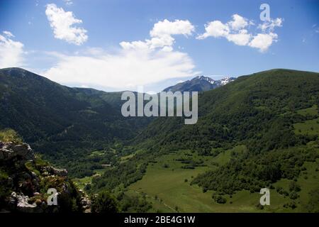 Vue sur les collines et la forêt depuis le sommet de la colline au sommet du château de Montsegur dans la région d'Ariège dans le sud de la France Banque D'Images