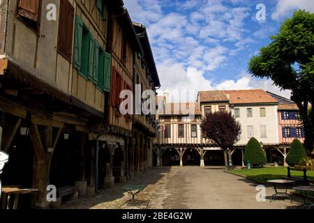 Couleurs et façades de bâtiments médiévaux dans la petite ville de Mirepoix dans la région sud-française d'Ariège Banque D'Images