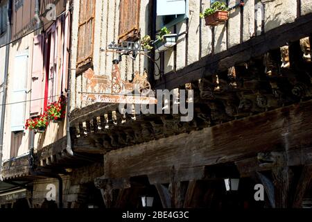 Couleurs et façades de bâtiments médiévaux dans la petite ville de Mirepoix dans la région sud-française d'Ariège Banque D'Images