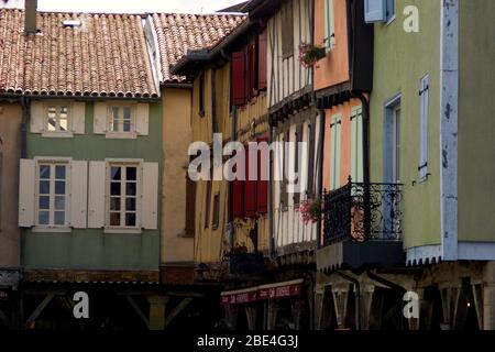 Couleurs et façades de bâtiments médiévaux dans la petite ville de Mirepoix dans la région sud-française d'Ariège Banque D'Images