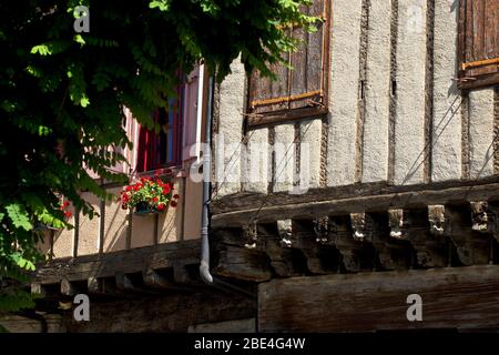 Couleurs et façades de bâtiments médiévaux dans la petite ville de Mirepoix dans la région sud-française d'Ariège Banque D'Images