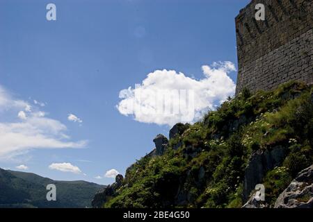 Château de Montsegur et ciel bleu dans le sud de la France Banque D'Images