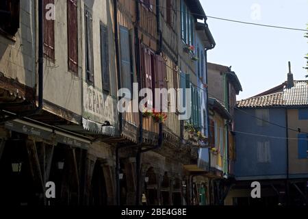 Couleurs et façades de bâtiments médiévaux dans la petite ville de Mirepoix dans la région sud-française d'Ariège Banque D'Images