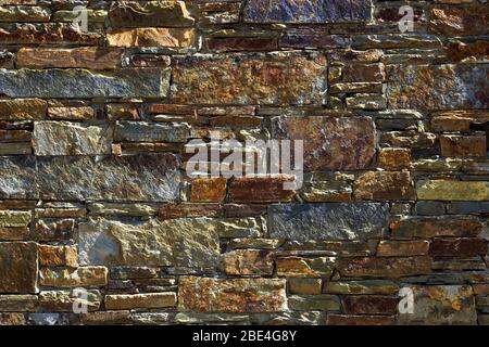 Utilisation attrayante de différentes pierres colorées dans un mur en Espagne Banque D'Images