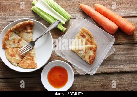 Crêpes au scallion chinois avec fond en bois Banque D'Images