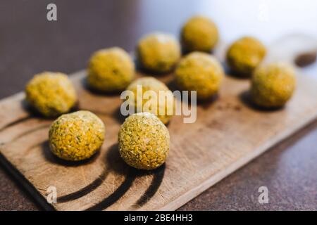 concept de recettes alimentaires à base de plantes saines, boules de falafel de pois chiches maison végétalienne sur planche à découper prêtes à être frits Banque D'Images