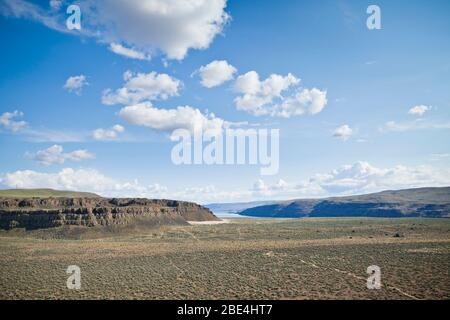 En regardant à travers le bassin Echo vers le sud vers la rivière Columbia et Vantage, Washington, États-Unis. Banque D'Images