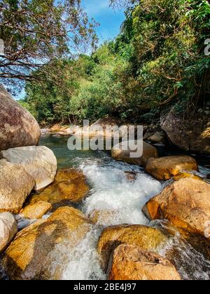 Une petite rivière de montagne coule parmi de grandes pierres dans les zones montagneuses à travers la forêt. Paysage naturel, avec une rivière propre un beau paysage, Banque D'Images