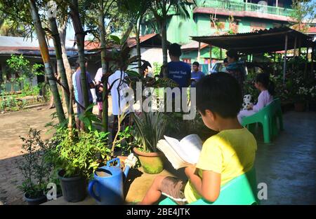 Dimapur, Inde. 12 avril 2020. Des membres de la communauté chrétienne de Naga chantent un hymne évangélique lors d'une bourse spéciale de Pâques à l'extérieur de leur maison dimanche oriental, lors d'un gouvernement a imposé un verrouillage national comme mesure préventive contre le Coronavirus de COVID-19 à Dimapur, en Inde, dans l'état du nord-est du Nagaland. Crédit: Caisii Mao/Alay Live News Banque D'Images