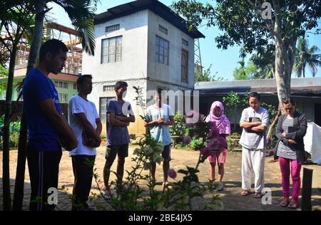 Dimapur, Inde. 12 avril 2020. Les membres de la communauté chrétienne de Naga prient pendant une bourse spéciale de Pâques à l'extérieur de leur maison dimanche oriental, pendant un gouvernement a imposé un verrouillage national comme mesure préventive contre le Coronavirus de COVID-19 à Dimapur, en Inde, dans l'état du nord-est du Nagaland. Crédit: Caisii Mao/Alay Live News Banque D'Images