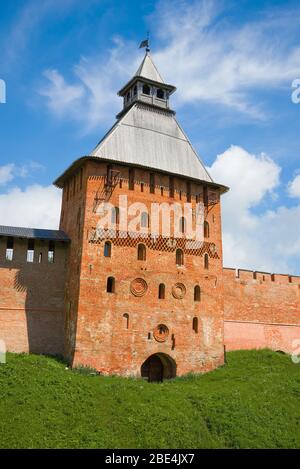 La tour Spasskaya se ferme le jour ensoleillé de juillet. Detinettes de Veliky Novgorod, Russie Banque D'Images