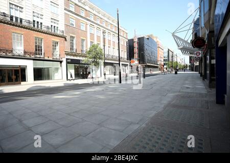 Londres, Royaume-Uni. 11 avril 2020. Jour Nineteen de Lockdown à Londres. Une rue Oxford très calme, à côté de la station de métro Bond Street, le samedi de Pâques. C'est la première fête publique de l'année, et beaucoup de gens apprécient le long week-end en sortant et en vacances ou en vacances, mais cette année le pays est en verrouillage en raison de la pandémie de Coronavirus COVID-19. Les gens ne sont pas autorisés à quitter la maison sauf pour les achats de nourriture, les soins médicaux, l'exercice - une fois par jour, et le travail essentiel. COVID-19 Coronavirus LockDown, Londres, Royaume-Uni, le 11 avril 2020 crédit: Paul Marriott/Alay Live News Banque D'Images