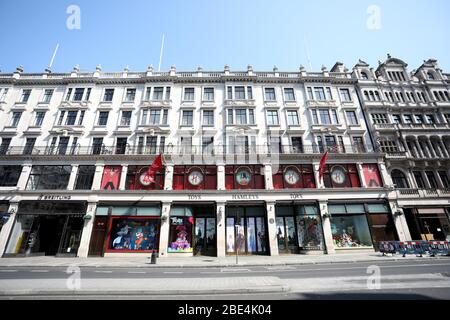 Londres, Royaume-Uni. 11 avril 2020. Jour Nineteen de Lockdown à Londres. Hamleys dans Regent Street est fermé, tout comme la plupart des magasins pendant le verrouillage. C'est la première fête publique de l'année, et beaucoup de gens apprécient le long week-end en sortant et en vacances ou en vacances, mais cette année le pays est en verrouillage en raison de la pandémie de Coronavirus COVID-19. Les gens ne sont pas autorisés à quitter la maison sauf pour les achats de nourriture, les soins médicaux, l'exercice - une fois par jour, et le travail essentiel. COVID-19 Coronavirus LockDown, Londres, Royaume-Uni, le 11 avril 2020 crédit: Paul Marriott/Alay Live News Banque D'Images