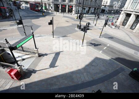 Londres, Royaume-Uni. 11 avril 2020. Jour Nineteen de Lockdown à Londres. Le carrefour d'Oxford Circus est presque déserté de Londres le samedi de Pâques. C'est la première fête publique de l'année, et beaucoup de gens apprécient le long week-end en sortant et en vacances ou en vacances, mais cette année le pays est en verrouillage en raison de la pandémie de Coronavirus COVID-19. Les gens ne sont pas autorisés à quitter la maison sauf pour les achats de nourriture, les soins médicaux, l'exercice - une fois par jour, et le travail essentiel. COVID-19 Coronavirus LockDown, Londres, Royaume-Uni, le 11 avril 2020 crédit: Paul Marriott/Alay Live News Banque D'Images