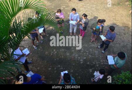 Dimapur, Inde. 12 avril 2020. Des membres de la communauté chrétienne de Naga chantent un hymne évangélique lors d'une bourse spéciale de Pâques à l'extérieur de leur maison dimanche oriental, lors d'un gouvernement a imposé un verrouillage national comme mesure préventive contre le Coronavirus de COVID-19 à Dimapur, en Inde, dans l'état du nord-est du Nagaland. Crédit: Caisii Mao/Alay Live News Banque D'Images