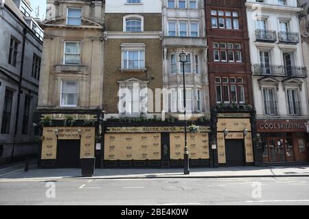 Londres, Royaume-Uni. 11 avril 2020. Jour Nineteen de Lockdown à Londres. Le pub Silver Cross est monté à Londres, tandis qu'il est fermé pendant le verrouillage. C'est la première fête publique de l'année, et beaucoup de gens apprécient le long week-end en sortant et en vacances ou en vacances, mais cette année le pays est en verrouillage en raison de la pandémie de Coronavirus COVID-19. Les gens ne sont pas autorisés à quitter la maison sauf pour les achats de nourriture, les soins médicaux, l'exercice - une fois par jour, et le travail essentiel. COVID-19 Coronavirus LockDown, Londres, Royaume-Uni, le 11 avril 2020 crédit: Paul Marriott/Alay Live News Banque D'Images