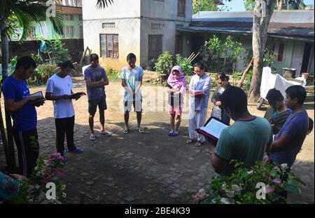 Dimapur, Inde. 12 avril 2020. Les membres de la communauté chrétienne de Naga ont lu une écriture biblique lors d'une bourse spéciale de Pâques à l'extérieur de leur maison le dimanche est, lors d'un gouvernement a imposé un verrouillage national comme mesure préventive contre le Coronavirus de COVID-19 à Dimapur, en Inde, dans l'état du nord-est du Nagaland. Crédit: Caisii Mao/Alay Live News Banque D'Images