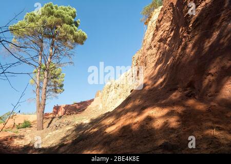 Carrières ocre de couleur terre près de Roussillon en France pendant une journée ensoleillée Banque D'Images