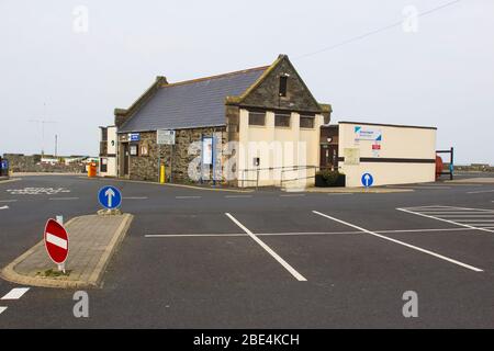 11 avril 2020 la maison de Boathouse construite en pierre et le bureau de port de Groomsport Harbour dans le comté de Down Irlande du Nord s'est fermé pendant le verrouillage de Covid 19 Banque D'Images