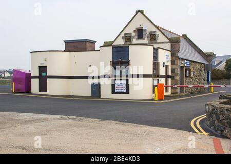 11 avril 2020 la maison de Boathouse construite en pierre et le bureau de port de Groomsport Harbour dans le comté de Down Irlande du Nord s'est fermé pendant le verrouillage de Covid 19 Banque D'Images