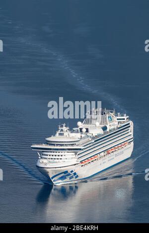 Le bateau de croisière Sapphire Princess au départ du fjord de Geiranger. Banque D'Images