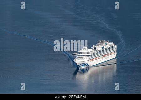 Le bateau de croisière Sapphire Princess au départ du fjord de Geiranger. Banque D'Images